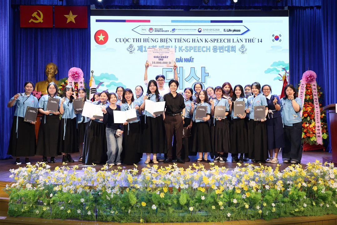 Đội thi ngành Hàn Quốc học xuất sắc giành Giải Nhất hạng mục hùng biện tập thể